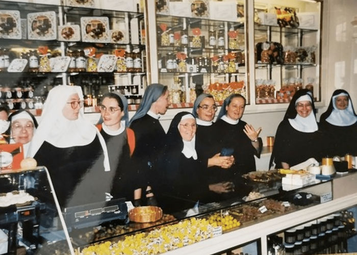 visit of the Benedictine sisters to the store rue gambetta