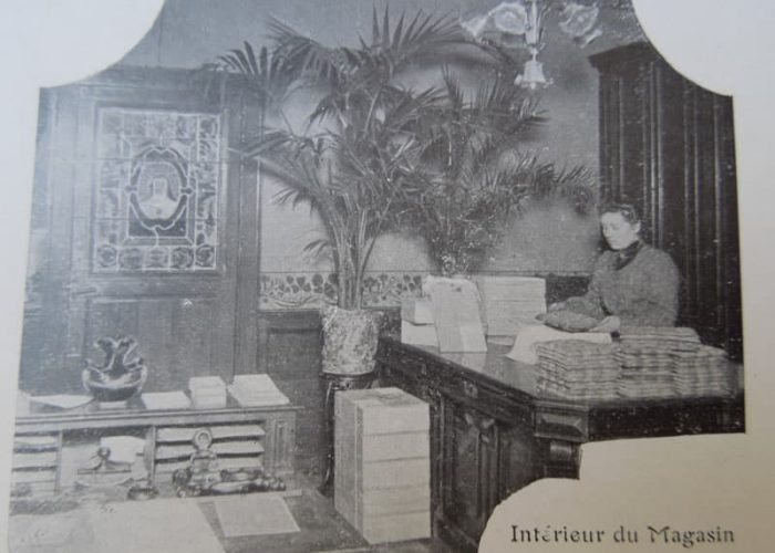 Photographie ancienne de l'intérieur de la boutique des Soeurs Macarons